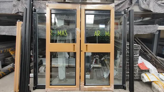 Porte-fenêtre extérieure bon marché en métal/aluminium/aluminium pour commerce/devanture de magasin/entrée de magasin/charnières d'entrée en verre trempé battant