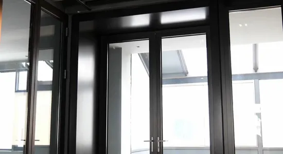 Portes battantes extérieures en aluminium à double vitrage et verre trempé, fabriquées à Foshan, portes de sécurité françaises à battants en aluminium